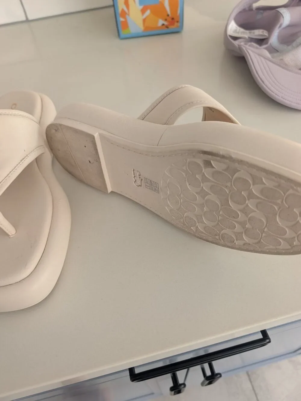 COACH Heritage C Plaque Thong Kitten Heel Sandals – Chalk Leather – New No Box